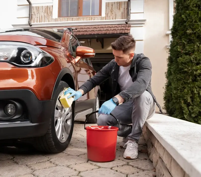 Lavage auto à domicile Fêche-l'Église : professionnel intervenant sur un véhicule